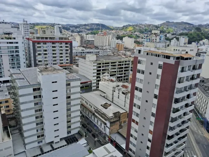 Excelente cobertura com elevador a venda bem no centro de Juiz de Fora!