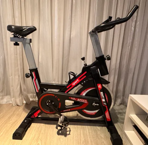 Bicicleta Spinning Bike Indoor Sport Preta e Vermelha - Ótimo Estado