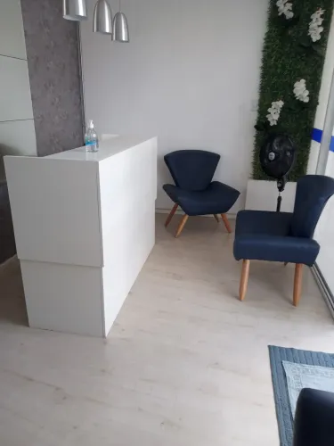 Balcão Com Três Poltronas