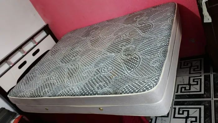 O colchão de 1,53 m x 2,03 m é do tamanho Queen Size.