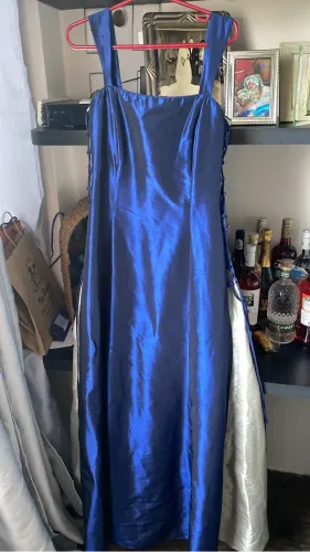 Vestido de festa com detalhe lateral prateado