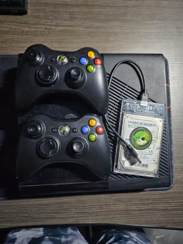 Xbox 360 Desbloqueado + HD Externo com 30 Jogos + 2 Controles + 5 Mídias Físicas