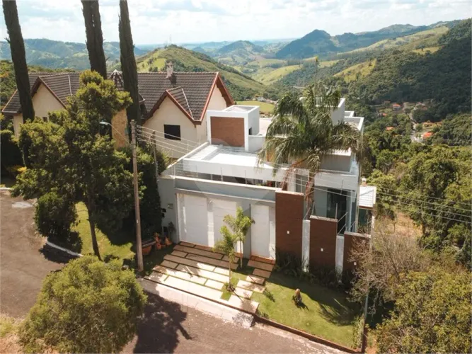 Casa de Alto Padrão à Venda em Águas de Lindóia/SP