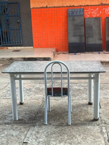 Mesa de marmore com 5 cadeiras valora ser negociado whatsapp: *