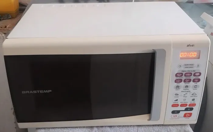 VENDO UN MICRO-ONDAS BRASTEMP 30 LITROS BEM CONSERVADO TODO OK 