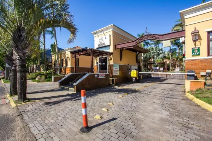 Casa espaçosa em condomínio fechado com lazer e conveniência...