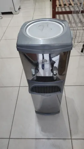 Vendo este bebedouro Karina aço inox 127v leia a descrição do anúncio.