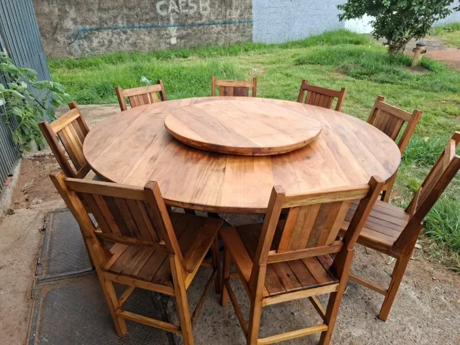 Mesa rústica com 8 cadeiras 