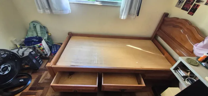 Cama de solteiro de madeira 