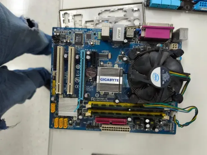 Placa Mãe Gigabyte 945GCM-S2C F4 +Processador Pentium E6500 + 4 gb memória