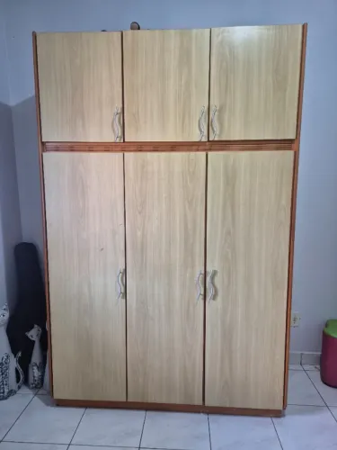 Guarda-Roupa Usado em Madeira Sarrafiada - Muito Forte/Resistente