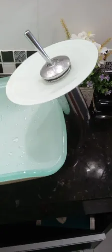 Torneira Cascata com vidro branco translúcido