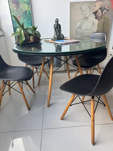 Mesa redonda e 4 cadeiras design 
