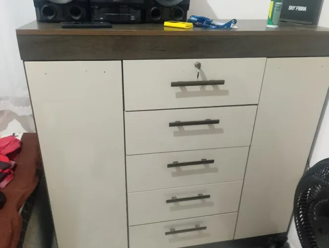 Cômoda com 5 gavetas e duas portas