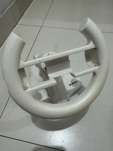 Este é um suporte de volante branco para o controle do Nintendo