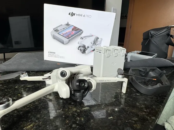 Drone DJI Mini 4 Pro Fly More Combo com câmera 4K 3 baterias (Com Tela)