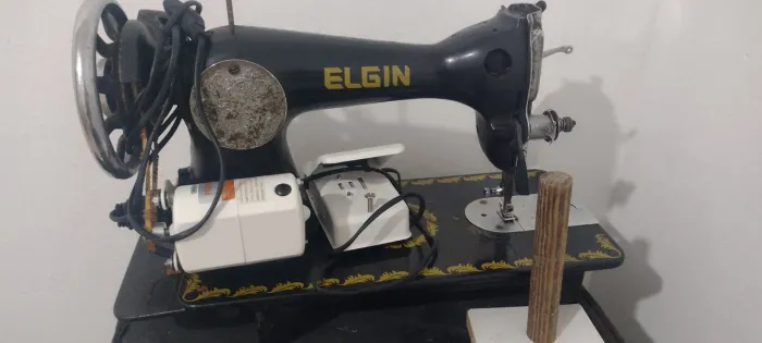 Máquina de costura Elgin ( modelo antigo )