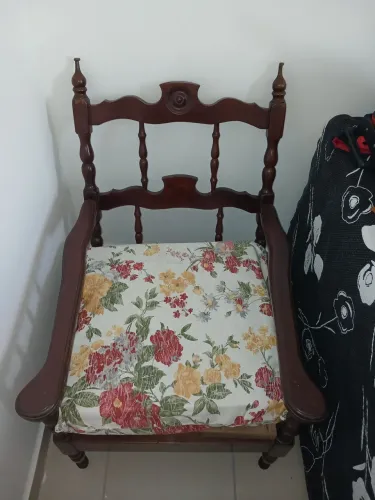 Duas poltronas de madeira modelo clássico