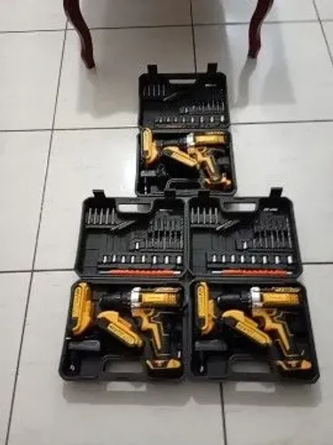 PARAFUSADEIRA PORTÁTIL COM MALETA E2 BATERIAS DE 48V MAIS 28 ACESSÓRIOS MUITO TOP COMPLETA