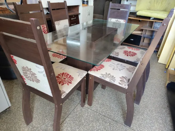 Mesa com tampo de vidro e 6 cadeiras 1.40cm x 0.80cm