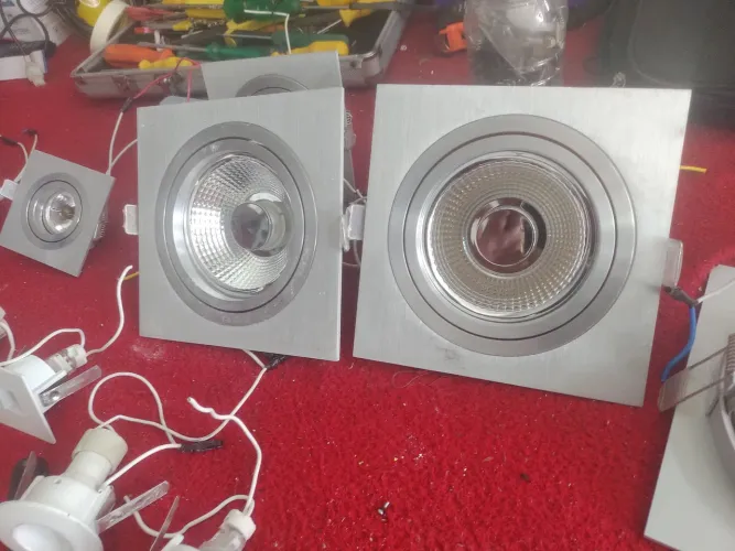 Luminária Spot de Embutir Quadrada em Alumínio Escovado