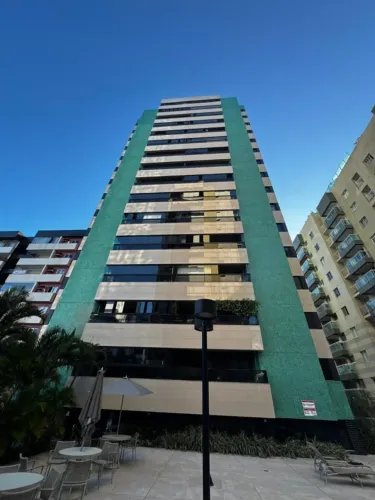 Vendo excelente apartamento de alto padrão bastante amplo e ventilado na jatiuca