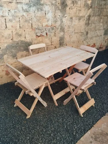 Mesa com 4 cadeiras de madeira 