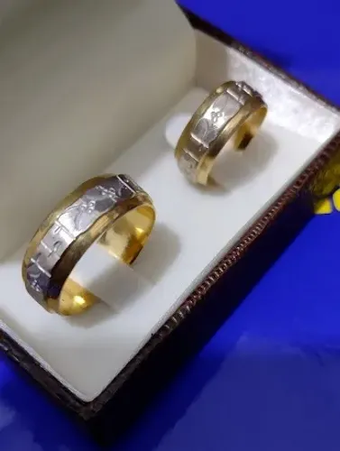 Par Alianças Bodas de Prata e Bodas de Ouro em Ouro Branco e Ouro Amarelo 18 Kilates Casam