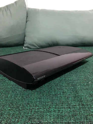 PS3 SUPER SLIM - 1 CONTROLE E MUITOS JOGOS