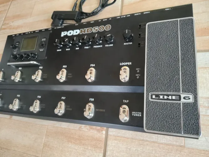 Pedaleira LINE 6 POD HD500 com fonte original.
