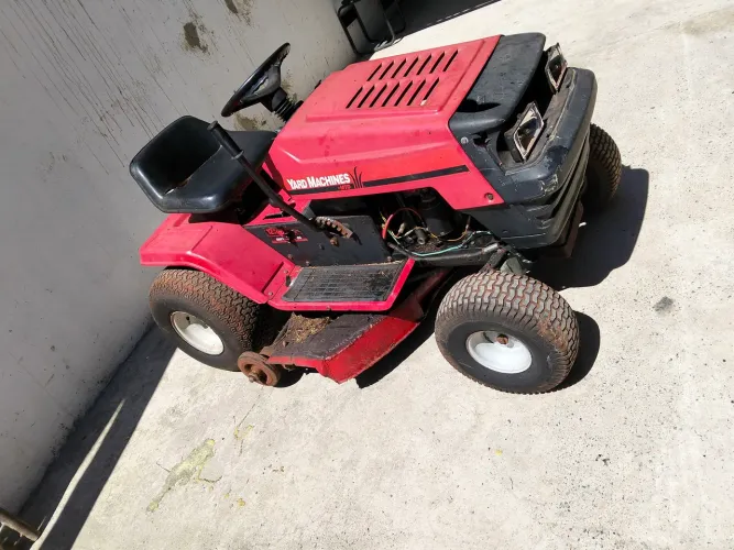 Trator cortador de grama