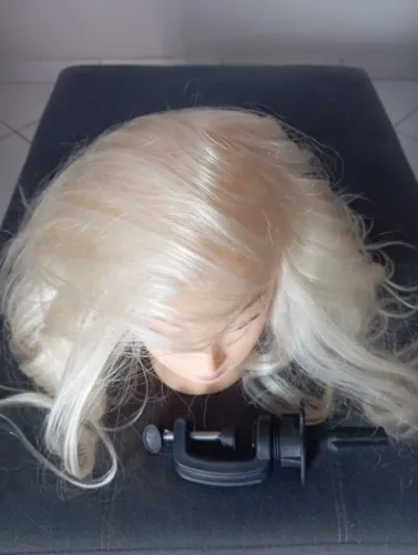 MANEQUIM PARA TREINAR PENTEADOS - CABEÇA DE BONECA