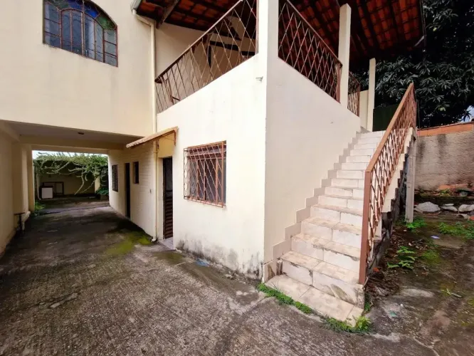 Casa com aproximadamente 200m² 01 Sala 02 Banheiros 04 Quartos e 2 Vagas de garagem Tropic