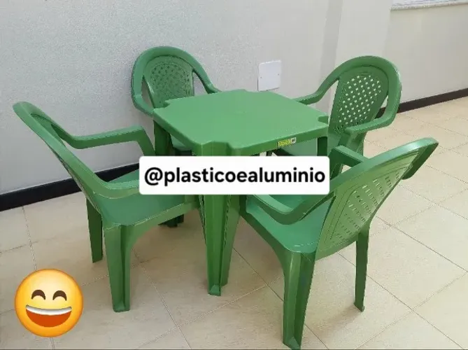 Conjunto de Mesa e Cadeiras de Plástico com Braço Conjunto Isabela
