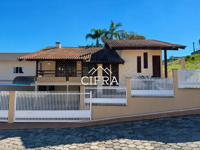 Casa de Alvenaria - Venda - 03 dormitórios - 207m2 - Semi Mobiliado - Laranjeiras - Rio do
