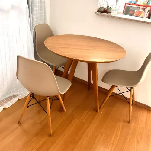Mesa redonda com cadeiras modelo Efel