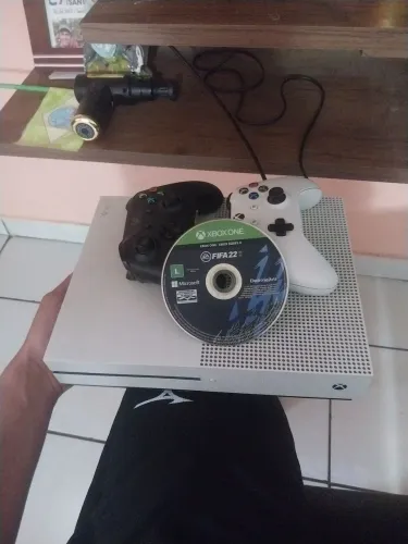 XBOX ONE COM 2 CONTROLES E O FIFA 22
