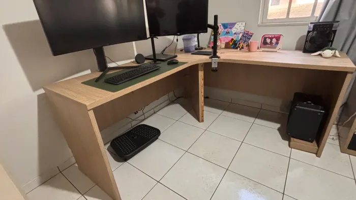 Mesa de escritório em L