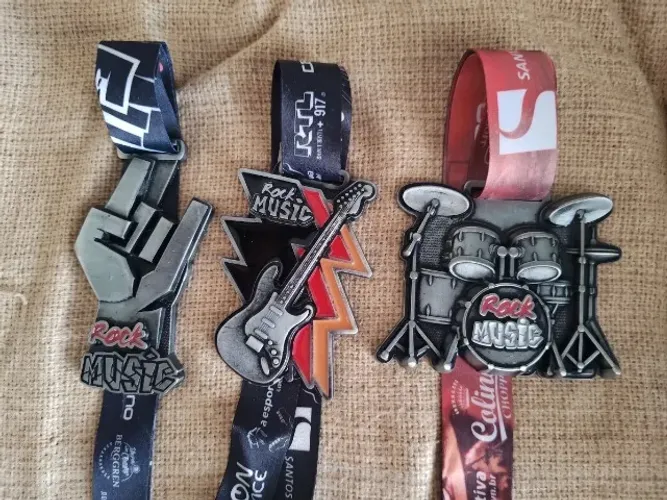 03 Medalhas Corrida Rock Music (Santos/SP) 2026/2025/2024 Coleção exclusiva de 03 medalhas
