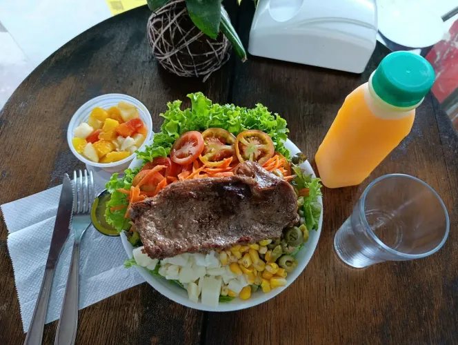 Atendente, auxiliar e cozinheira