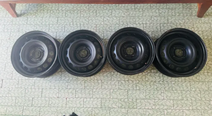 Rodas aro 15 seminovas 4x108 com Calotas 