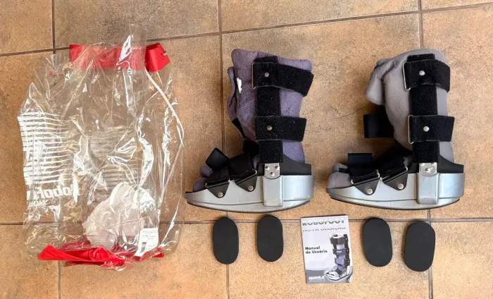 2 botas imobilizadoras Robofoot Nova Geração Curta (Salvapé), tamanhos Médio e Grande