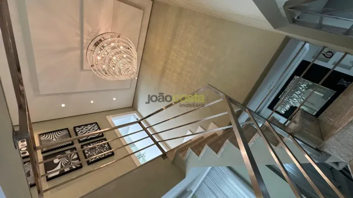 Casa à Venda no Centro de Palhoça | 3 Suítes e 480m²