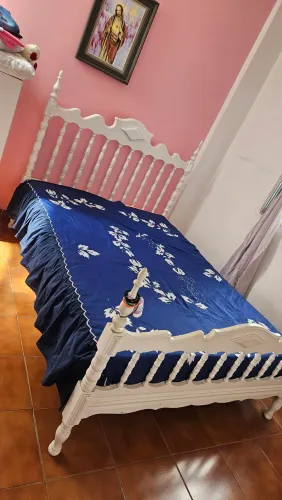 Vendo cama de casal usada antiga cor branca com colchão  valor 1000.00.ligar *