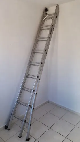 Escada Extensível de Alumínio 9x2 (18 Degraus Aberta)