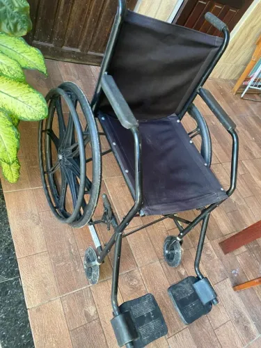 Vendo uma cadeira de rodas com poucos dias de uso,interessados chamar *.