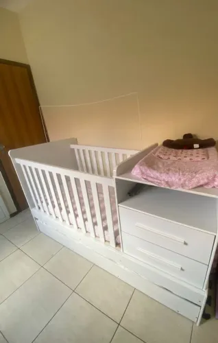 Berço com trocador e bicama 