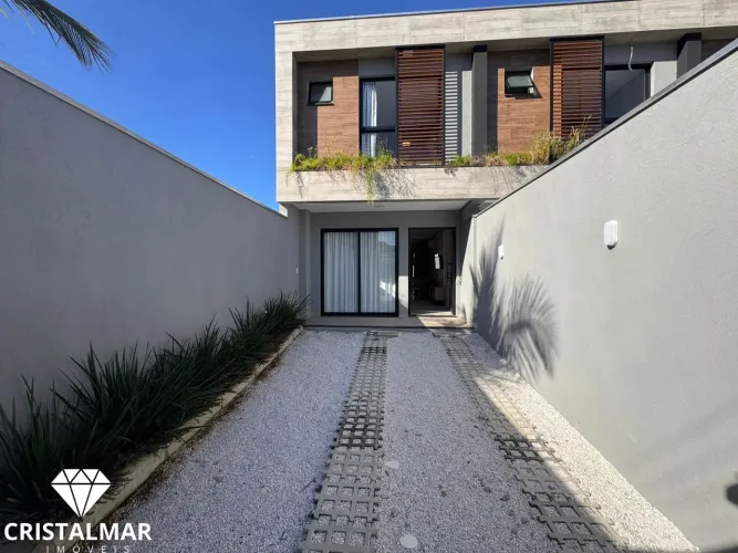 Sobrado Novo em Morrinhos 200m do Mar | 2 Suítes, Piscina e Mobiliado