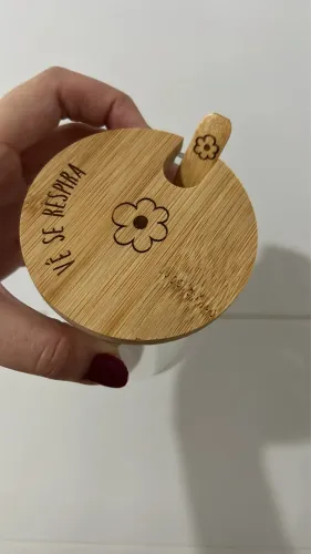 Pote de vidro e bambu