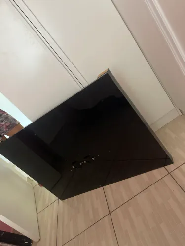 Painel para TV todo em MDF preto brilhante. Medidas: 1,00 m de largura x 71 cm de altura
